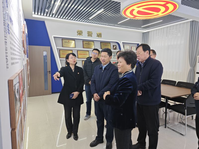 我要草逼网2025年05月09日上午 安阳市人大常委会副主任、市总工会党组书记、主席夏军一行莅临华阳电磁铁参观调研；对公司2023年全国五一劳动奖章获得者汪利娜慰问，并听取劳模工作室相关情况汇报